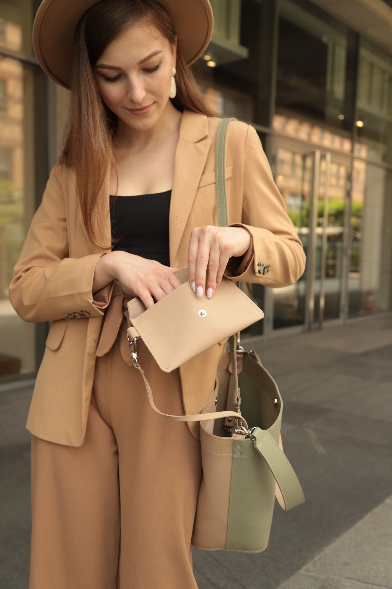 women's leather bag beige and olive with a purse